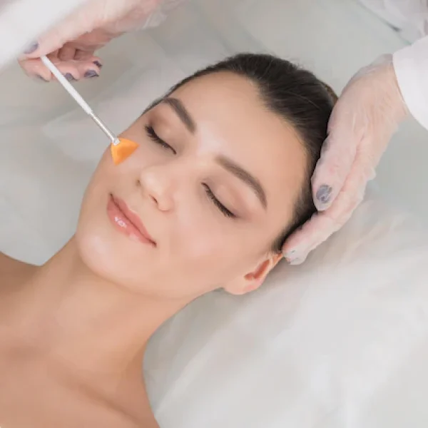 procedimiento-cosmetico-peeling-quimico-mano-medico-cepillo-tocando-cara-mujer_289836-674